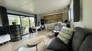 TV - Comfortable ecolodge with heated swimming pool and jacuzzi open all year round (Les Mathes)