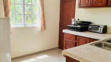 Réfrigérateur, plaque de cuisson, cafetiÚre/bouilloire, grille-pain