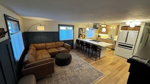 TV, fireplace - Airport Heights Cottage -Close to Downtown, Greenbelt Trails, & Bakery. (Anchorage)