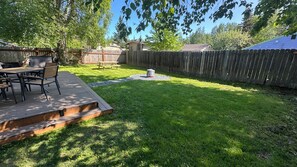 Outdoor dining - Airport Heights Cottage -Close to Downtown, Greenbelt Trails, & Bakery. (Anchorage)