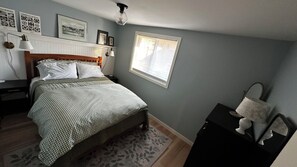 Iron/ironing board, Internet, bed sheets - Airport Heights Cottage -Close to Downtown, Greenbelt Trails, & Bakery. (Anchorage)