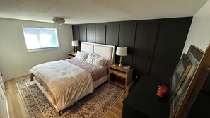 Tabla de planchar con plancha, internet y ropa de cama 