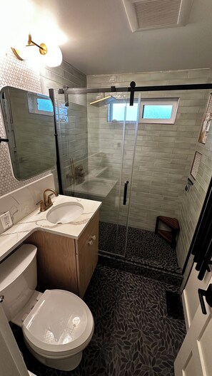 Shower, hair dryer, towels, soap - Airport Heights Cottage -Close to Downtown, Greenbelt Trails, & Bakery. (Anchorage)