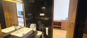 Ducha, secador de pelo, toallas, jabón