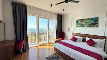 Tabla de planchar con plancha, wifi, ropa de cama