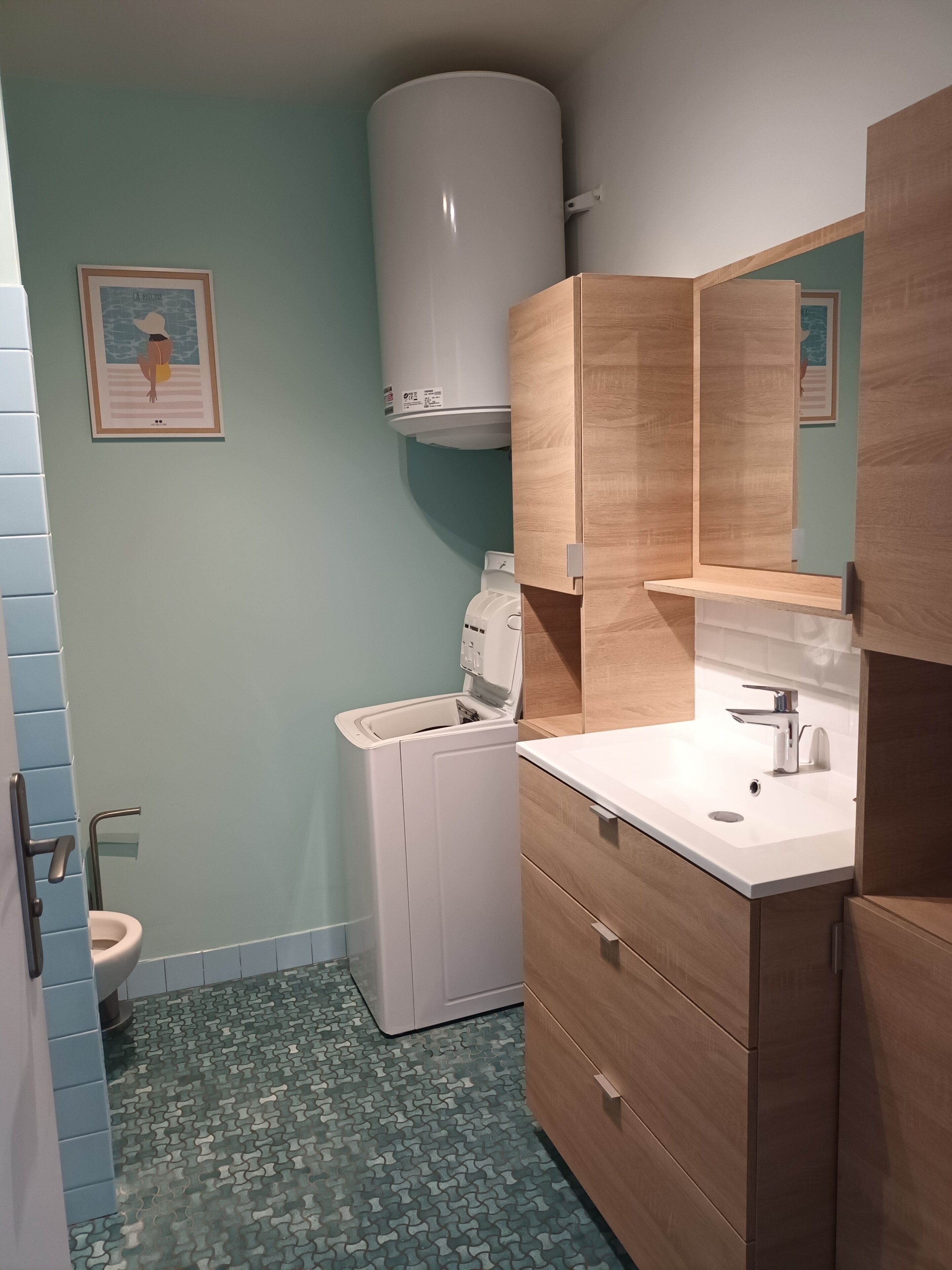 Sèche-cheveux, serviettes fournies, papier toilette