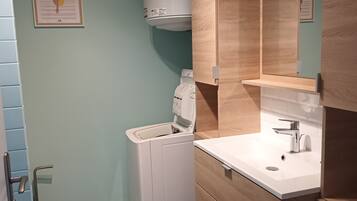 Sèche-cheveux, serviettes fournies, papier toilette