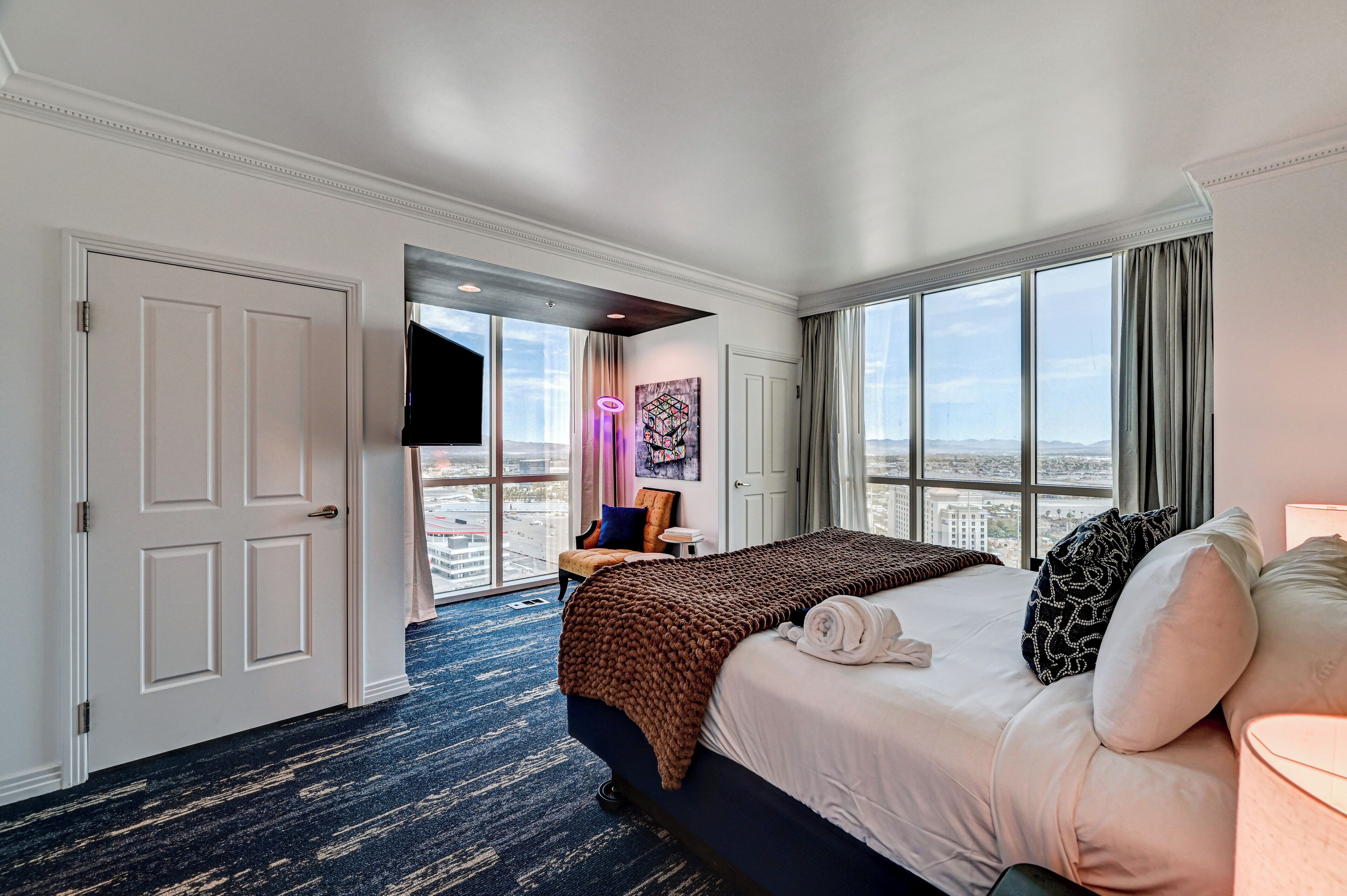 Phòng Suite dành cho gia đình, ban công, quang cảnh thành phố | Két bảo mật tại phòng, bàn, màn/rèm cản sáng, bàn ủi/dụng cụ ủi quần áo 