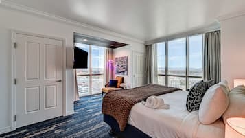 Phòng Suite dành cho gia đình, ban công, quang cảnh thành phố | Két bảo mật tại phòng, bàn, màn/rèm cản sáng, bàn ủi/dụng cụ ủi quần áo