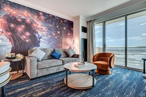 Living area - Deluxe Balcony Strip View Suite (Las Vegas)