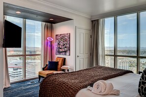 Family Suite, Balcony, City View - Deluxe Balcony Strip View Suite (Las Vegas)