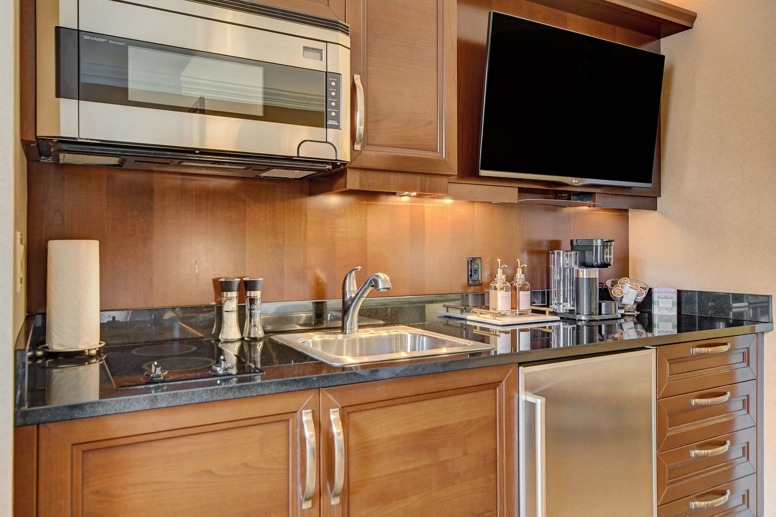Junior Suite, City View | Private kitchenette