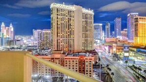 Un hotel di grandi dimensioni con numerosi piani, una torre centrale imponente e un casinò nelle vicinanze.
