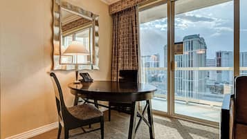 Junior Suite, City View | Interior