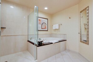 Bathroom - Deluxe Balcony Strip View MGM Signature (Las Vegas)