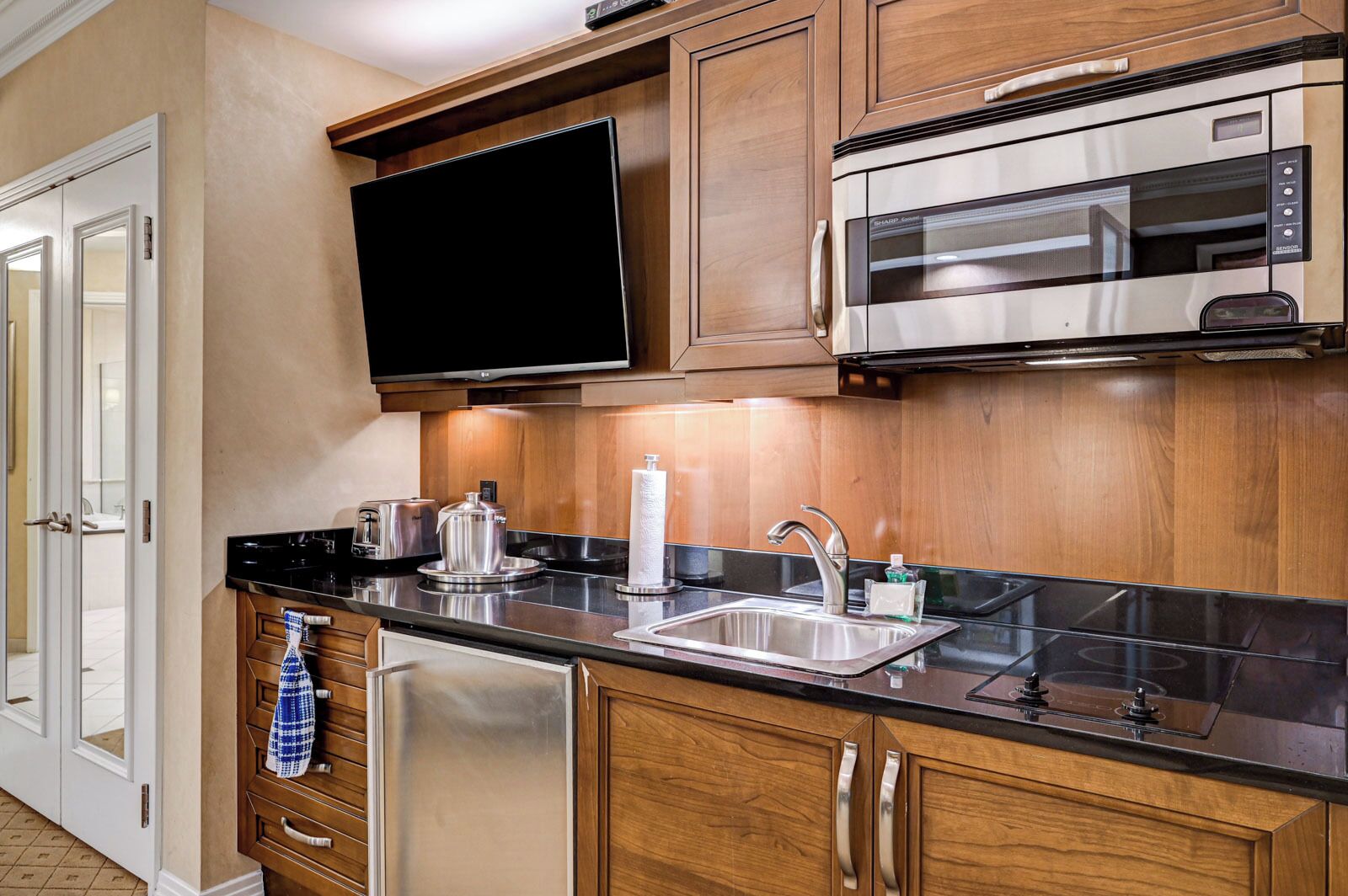 Luxury Studio Suite, 1 King Bed with Sofa bed, Kitchenette, City View | Private kitchen | Microwave, coffee/tea maker, cookware/dishes/utensils