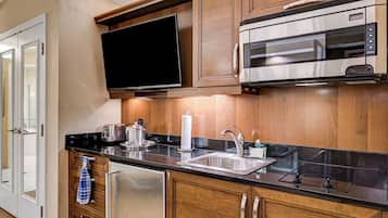 Luxury Studio Suite, 1 King Bed with Sofa bed, Kitchenette, City View | Private kitchen | Microwave, coffee/tea maker, cookware/dishes/utensils