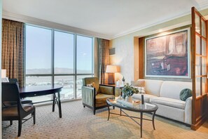 Estudi en suite econòmic | Roba de llit d'alta qualitat, caixa forta a l'habitació i escriptori 