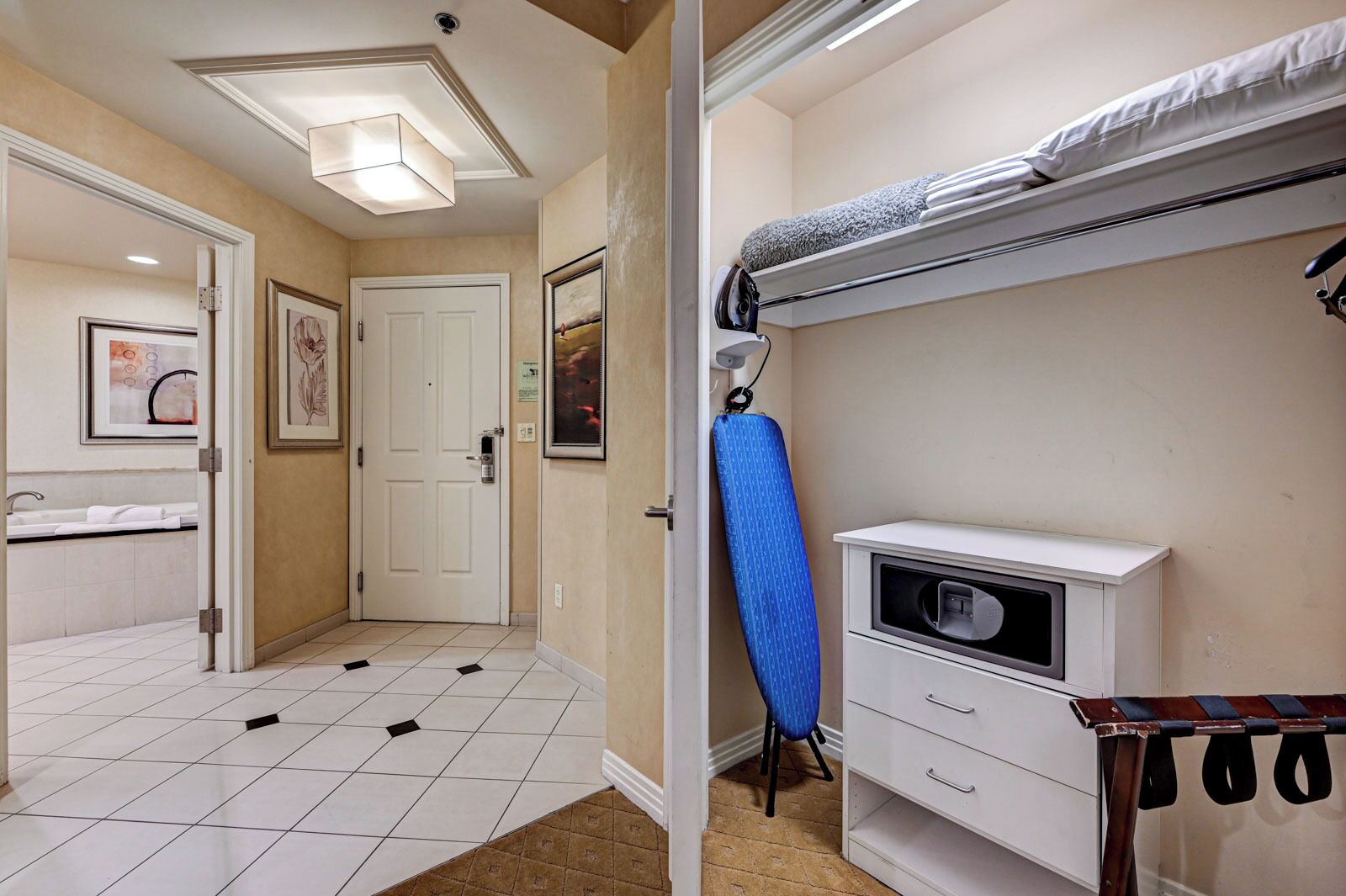 Suite Studio Luxe, 1 très grand lit et 1 canapé-lit, coin cuisine, vue ville | Literie de qualité supérieure, coffres-forts dans les chambres, bureau