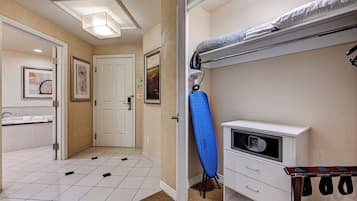 Suite Studio Luxe, 1 très grand lit et 1 canapé-lit, coin cuisine, vue ville | Literie de qualité supérieure, coffres-forts dans les chambres, bureau