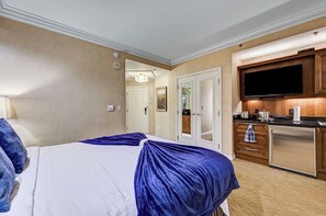 Studio Suite Cao cấp, 1 giường cỡ king và sofa giường, bếp nhỏ, quang cảnh thành phố | Bộ đồ giường cao cấp, két bảo mật tại phòng, bàn, màn/rèm cản sáng 