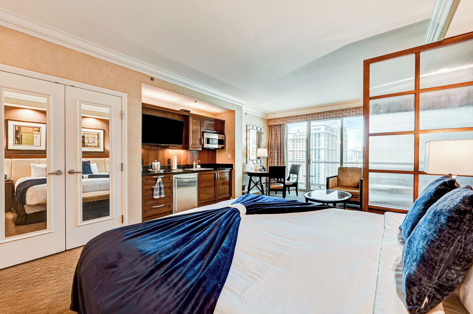 Suite monolocale Luxury, 1 letto king con divano letto, angolo cottura, vista città | Biancheria da letto di alta qualità, una cassaforte in camera