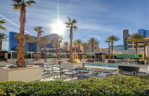 Terrace/patio - Deluxe Balcony Strip View MGM Signature (Las Vegas)