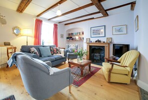 Smart TV, books, stereo - Hardys is a charming traditional fisherman's cottage nestled in the heart of Padstow (Padstow)