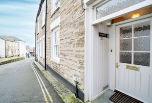 Exterior detail - Hardys is a charming traditional fisherman's cottage nestled in the heart of Padstow (Padstow)