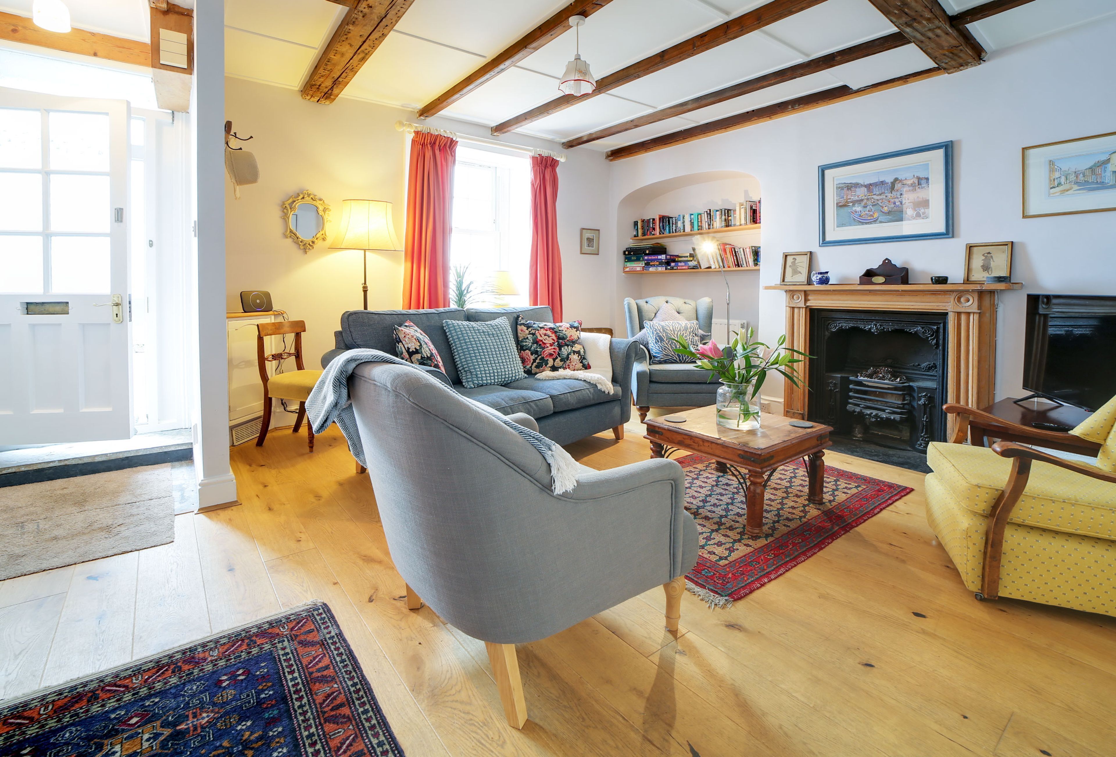 TV connectée, livres, chaîne hi-fi