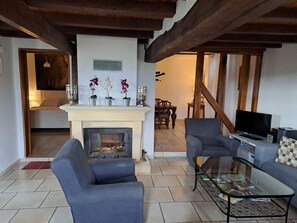 Fernseher, Kamin, DVD-Player
