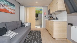 TV - Modernes Studio, Terrasse mit Meerblick und Zuga by Interhome (Ponta Delgada)