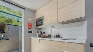 Fridge, microwave, cookware/dishes/utensils - Modernes Studio, Terrasse mit Meerblick und Zuga by Interhome (Ponta Delgada)