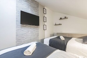 Escritorio, wifi y ropa de cama