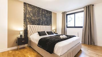 Desk, WiFi, bed sheets