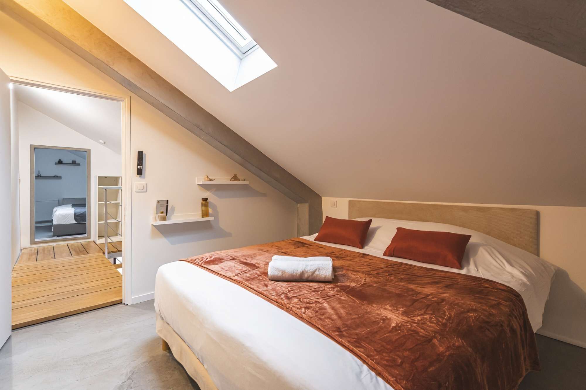 办公桌、WiFi、床单