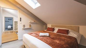 Desk, WiFi, bed sheets