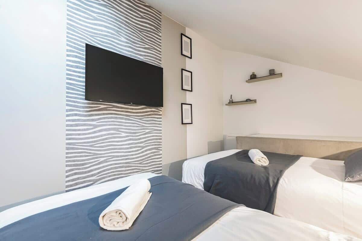 3 bedrooms, iron/ironing board, travel crib, WiFi