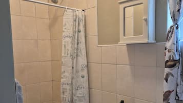 Douche, sĂšche-cheveux, serviettes fournies, papier toilette