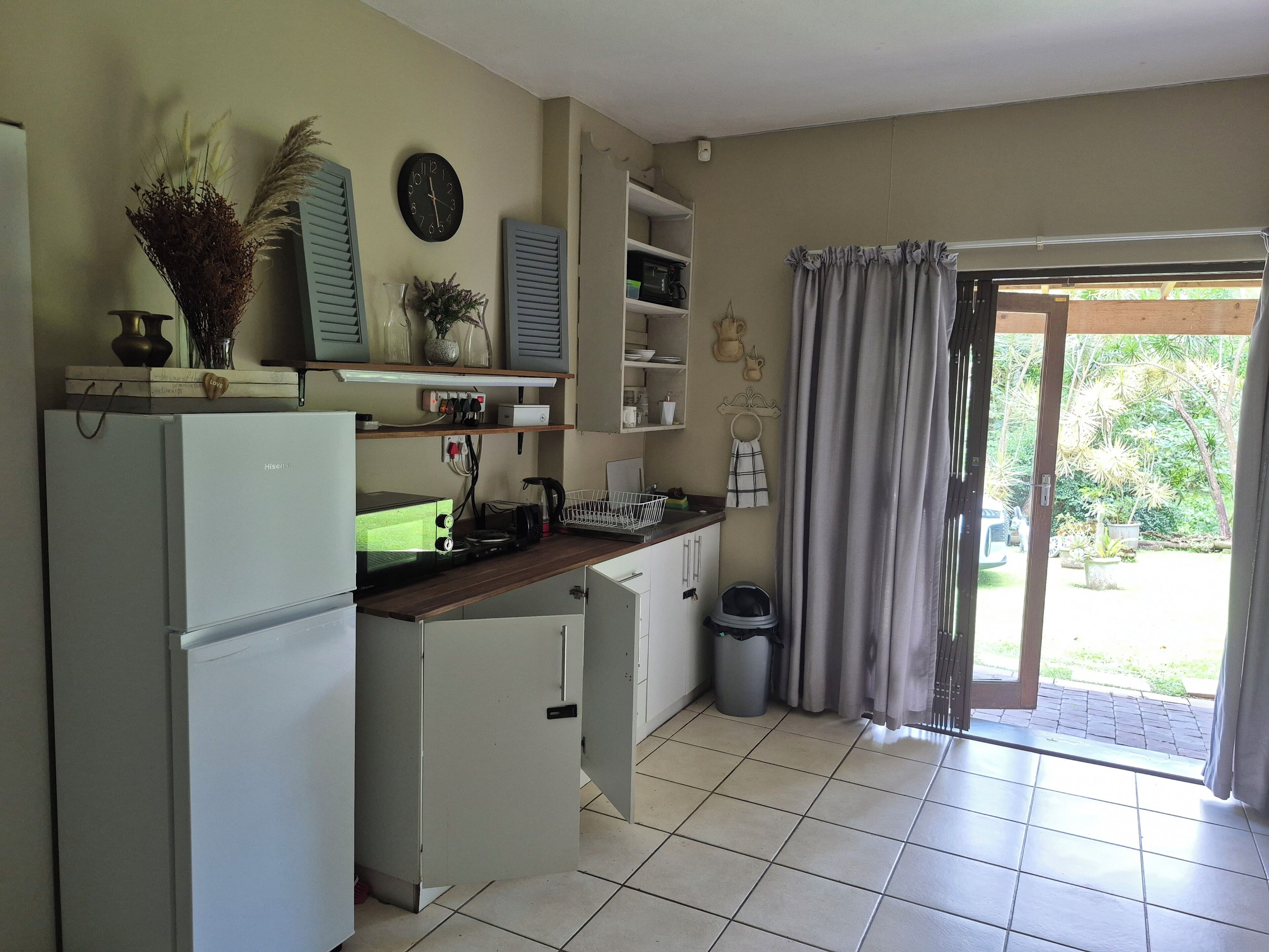 Een koelkast, een magnetron, een kookplaat, een waterkoker