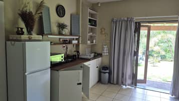 Réfrigérateur, micro-ondes, plaque de cuisson, bouilloire électrique