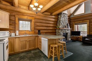 Private kitchen - Beautiful Cottage In The Heart Of The Rockies (Golden)