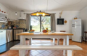 Réfrigérateur, micro-ondes, plaque de cuisson, lave-vaisselle