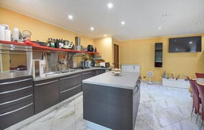 Fridge, stovetop, dishwasher, coffee/tea maker - Stunning home in Torre Le Nocelle with WiFi (Torre Le Nocelle)