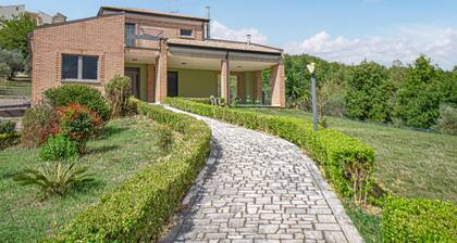 Stunning home in Torre Le Nocelle with WiFi