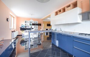 Fridge, stovetop, dishwasher, coffee/tea maker - Stunning home in Torre Le Nocelle with WiFi (Torre Le Nocelle)
