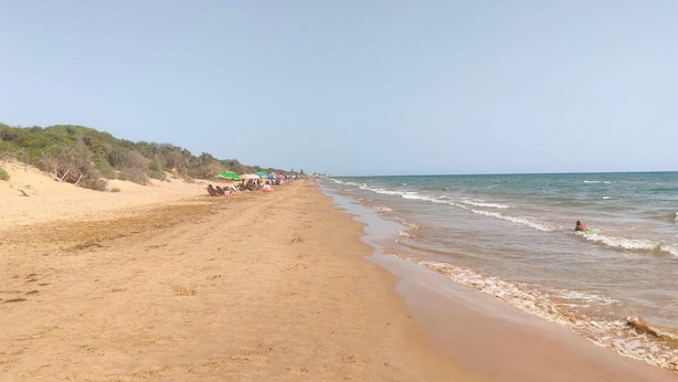A sandy beach with a few umbrellas and people. - Beautiful home in Ispica with WiFi (Ispica)