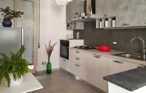 Fridge, microwave, stovetop, cookware/dishes/utensils - Beautiful home in Ispica with WiFi (Ispica)