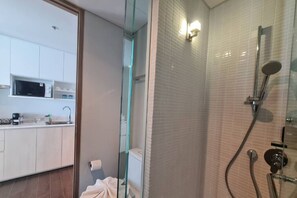 Shower, hair dryer, towels, soap - two-bedroom Beachfront at Veranda Residence (Sattahip)
