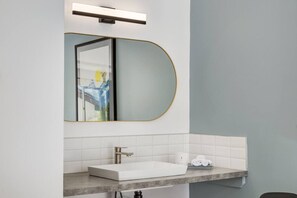 Secador de pelo, toallas, jabón, shampoo